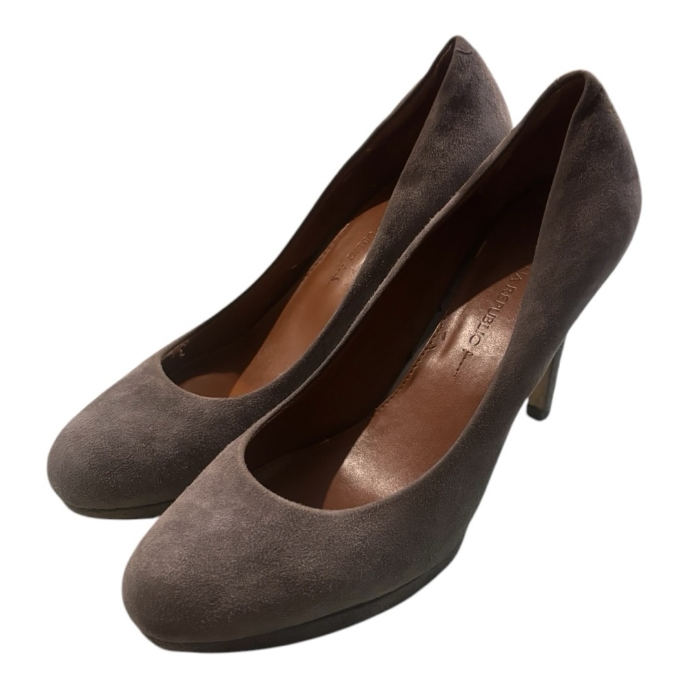 EUC Banana Republic Taupe Suede Pumps Size 8M